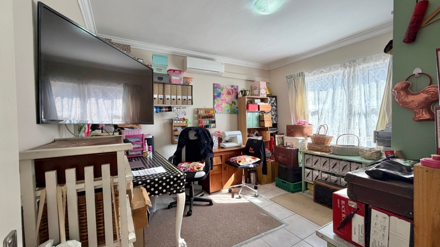 5 Bedroom Property for Sale in Mountainside Western Cape